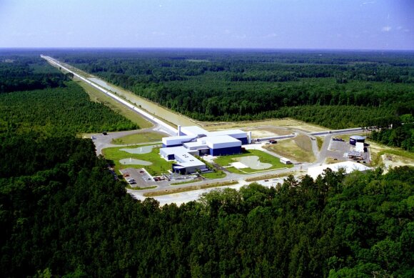 Enheter som Laser Interferometer Gravitational Wave Observatory (LIGO) bruker gigantiske lasersensorer for å søke etter gigantiske bølger i rom-tid, de såkalte gravitasjonsbølgene. 