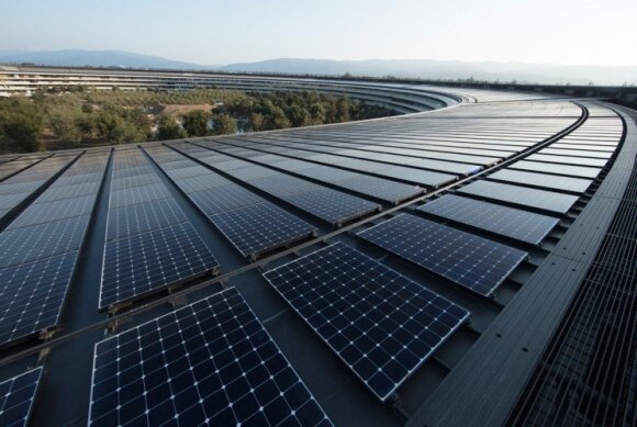 „Apple“ naujoji „Cupertino“ būstinė aprūpinta 100 proc. atsinaujinančia energija. Dalį reikalingos energijos užtikrina ant stogo esanti 17 MW galios saulės jėgainė