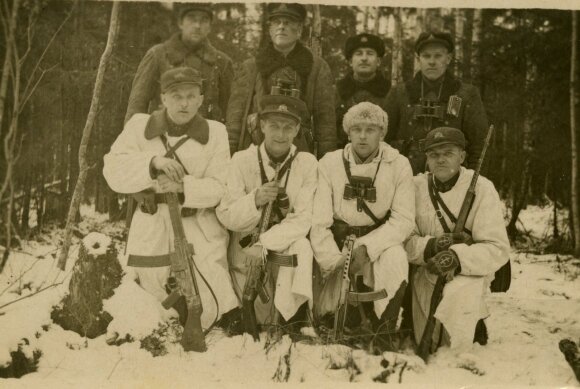 Pakeliui į partizanų vadų suvažiavimą. Pirmoje eilėje (iš kairės): 1. Tauro apygardos štabo narys Juozas Jankauskas-Demonas, 2. Tauro apygardos vadas Aleksandras Grybinas-Faustas, 3. Pietų Lietuvos srities vadas Adolfas Ramanauskas-Vanagas, 4. Urbantas Da