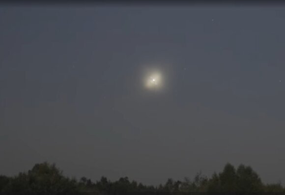 Švytintis objektas danguje virš Biržų, ko gero, buvo atmosferoje deganti SpaceX raketos Falcon 9 antroji pakopa. Sky Chasers LT/ Tado nuotr.
