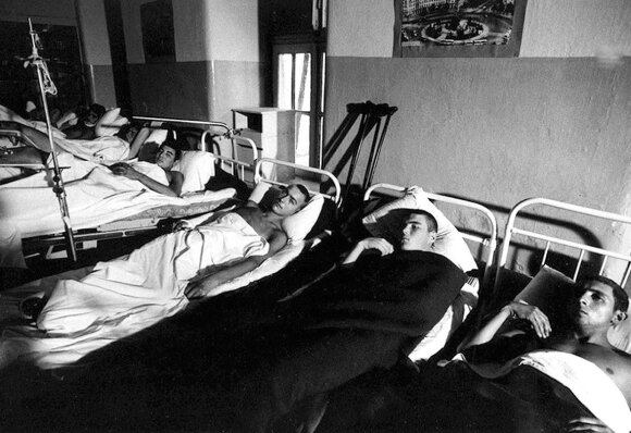 Sužeistieji vienoje iš Afganistano ligoninių. Daugelis prarado galūnes, kiti patyrė rimtų psichikos traumų