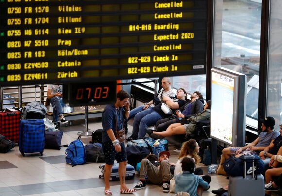 Kodėl skrydžio metu atsiranda pilvo pūtimo jausmas, užgula ausis ir netgi gali pradėti skaudėti dantis?
