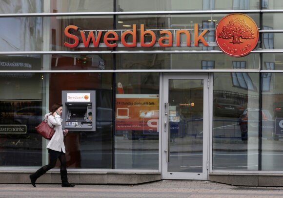 Moterį papiktino bankų veikla karantino metu: tai yra siaubinga ir netoleruotina