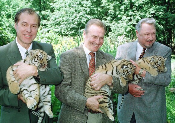 Iš kairės: Vadimiras Prudnikovas, Eduardas Kaniava ir Virgilijus Noreika Kauno zoologijos sode tigriukų krikštynose 1999 metais.