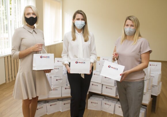 „MediCA klinika“ regiono vadovė Rita Kučinskaitė, marketingo ir pardavimų vadovė Ernesta Juodviršienė ir lopšelio-darželio „Šnekutis“ direktorė Jovita Gritėnienė