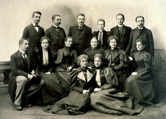 Juozapo Tiškevičiaus šeima po velionio palikimo dalybų. Iš kairės į dešinę stovi: sūnūs – Užutrakio dvarininkas Juozapas (1868–1917), Kretingos dvarininkas Aleksandras (1864–1945), Vilniaus verslininkas ir savivaldybininkas Antanas (1866–1919), duktė Mari