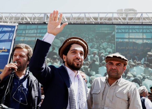 Ahmad Massoud (middle)