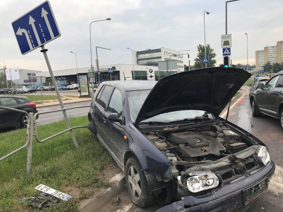 Vilniuje dėl kito automobilio kaltės „VW Golf“ galimai keliaus į metalo laužą