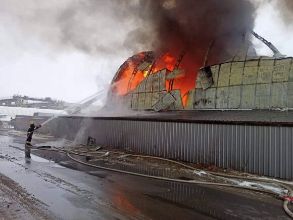Большой пожар в Тельшяй – горел ангар с автомобилями, жителей просили не выходить из дома