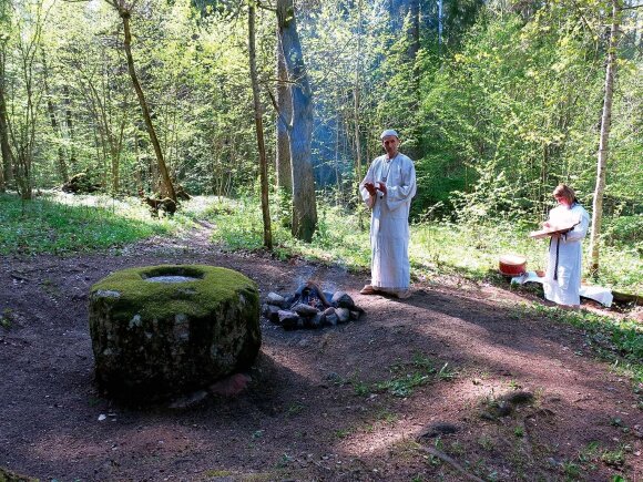 Prie vieno seniausių Lietuvos aukurų Lūžų akmens vyksta teatralizuotos krivių apeigos