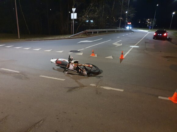 Dar viena nelaimė Vilniuje: susidūrė BMW ir motociklas