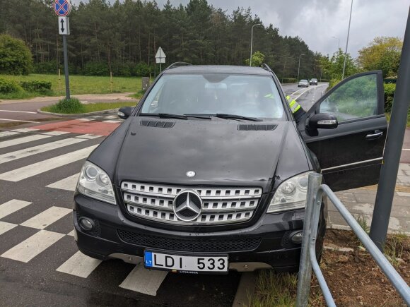 A potentially intoxicated driver ran to the fences in Vilnius: firefighters also needed help