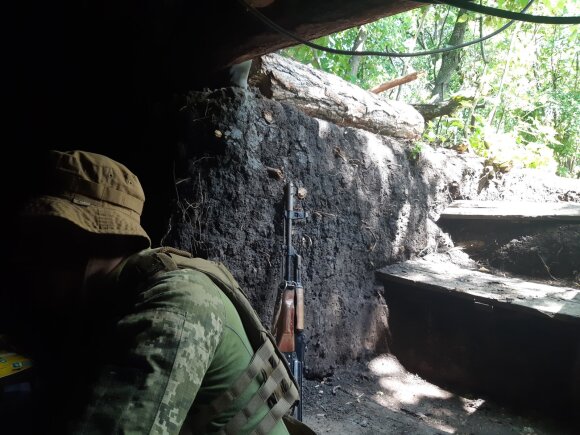 Ukrainos frontas tiesiogiai: rusai lupa artilerija, o to gero pas juos kol kas – be limito