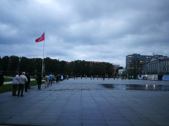 Queue up at the early voting point in Lukiškės Square. 