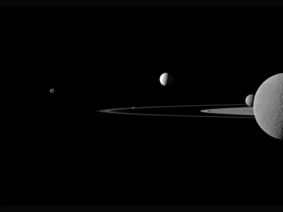 Forskere leter etter utenomjordiske livsformer på Saturns måne Enceladus.