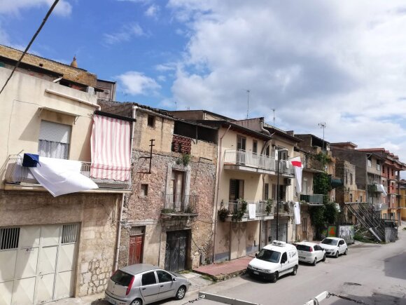 Italijos merai įsijautė: karantino pažeidėjų gaudymo būdai ir bausmės traukia viso pasaulio dėmesį