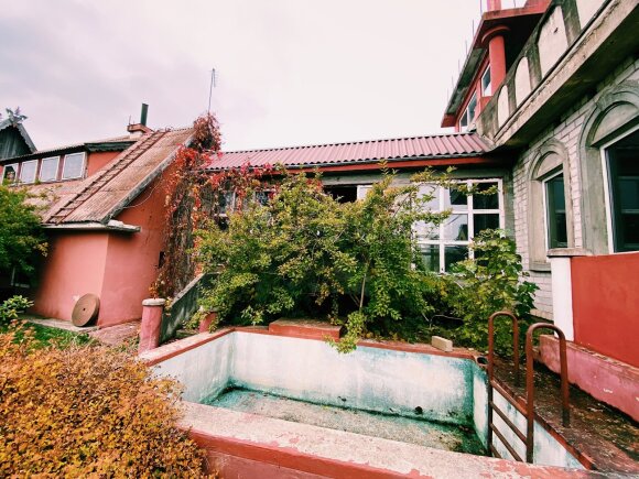 The strangest house in Lithuania: the old man built an impressive mansion with swimming pools and even a throne