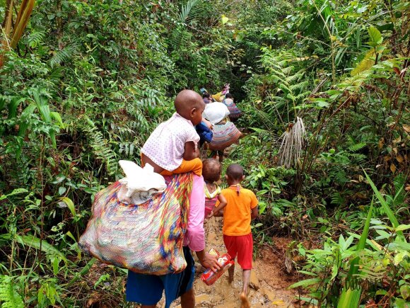 The Lithuanian observed the incredible daily life of the tribe that lives in the jungle: it is the ugliest town I have ever seen