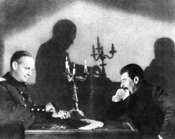 Kremliuje kortomis žaidžiančių Joachimo von Ribbentropo (kairėje) ir Josifo Stalino fotomontažas
