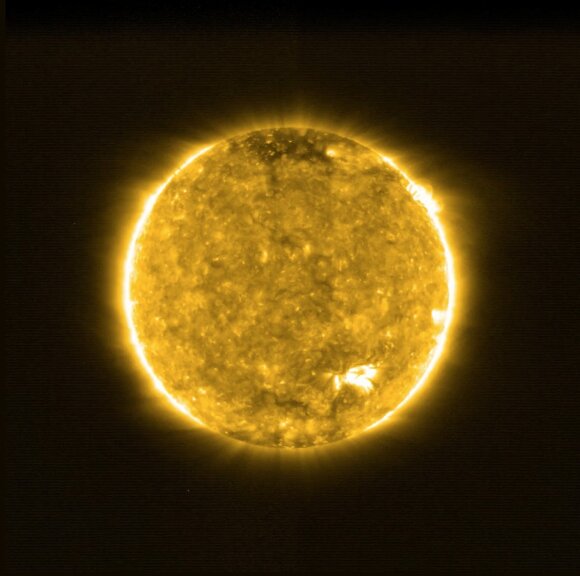 The entire surface of the Sun is covered in 