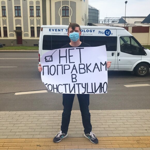 "Я не хочу, чтобы Путин правил вечно": русскоязычная молодежь Клайпеды провела пикет у здания Генконсульства России