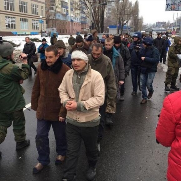 Украина: сепаратисты в Донецке устроили парад военнопленных