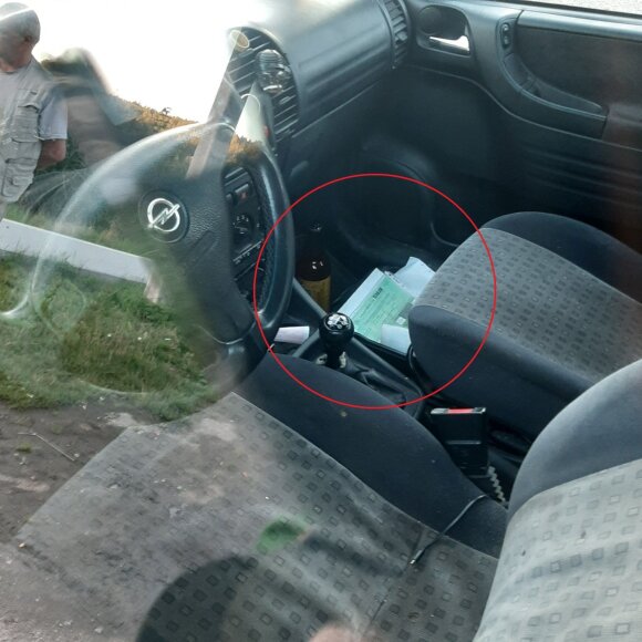 Įsiutino policijos elgesys: po sulaikymo automobilį „numetė“ gatvėje, dokumentus – išbarstė salone