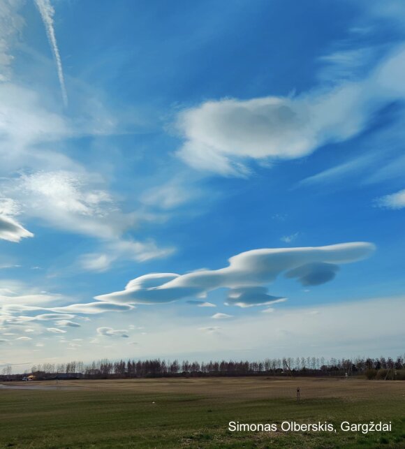 Linseformede skyer i Litauen.  Foto av S. Olberskis.