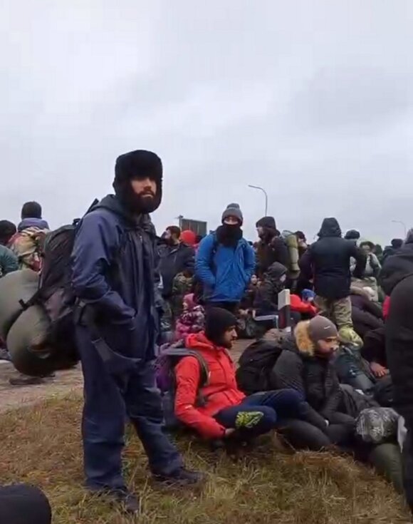 Na polskiej granicy jest duża kolumna migrantów z Białorusi: to masowa burza