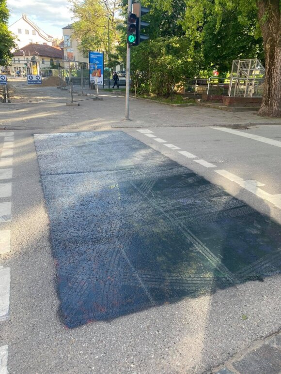 В Вильнюсе радужный пешеходный переход перекрашен в черный цвет