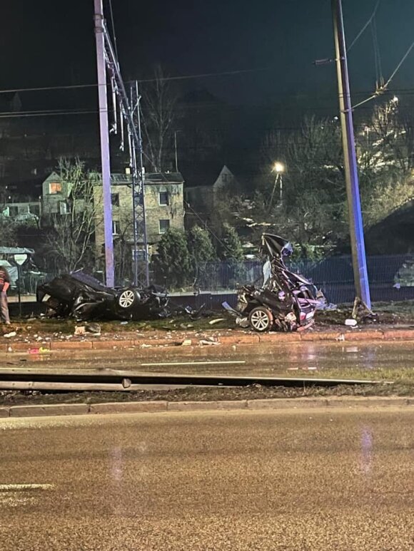  BMW rėžėsi į stulpą, keleivė žuvo iškart, vairuotojas išvežtas į ligoninę