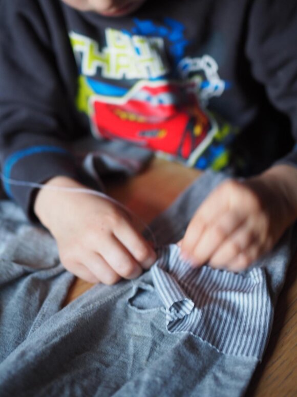Vaikiškų drabužių dilema – taisyti ar išmesti?