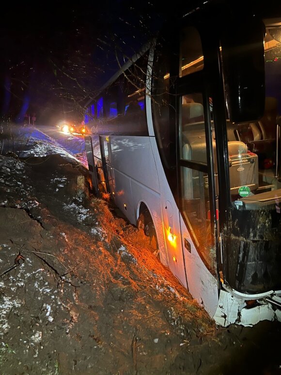 Varėnos r. į griovį nuvažiavo autobusas, nukentėjo keleiviai