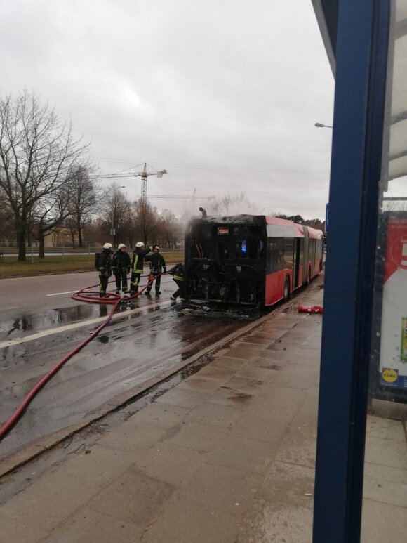 В Вильнюсе поступило сообщение о загоревшемся городском автобусе