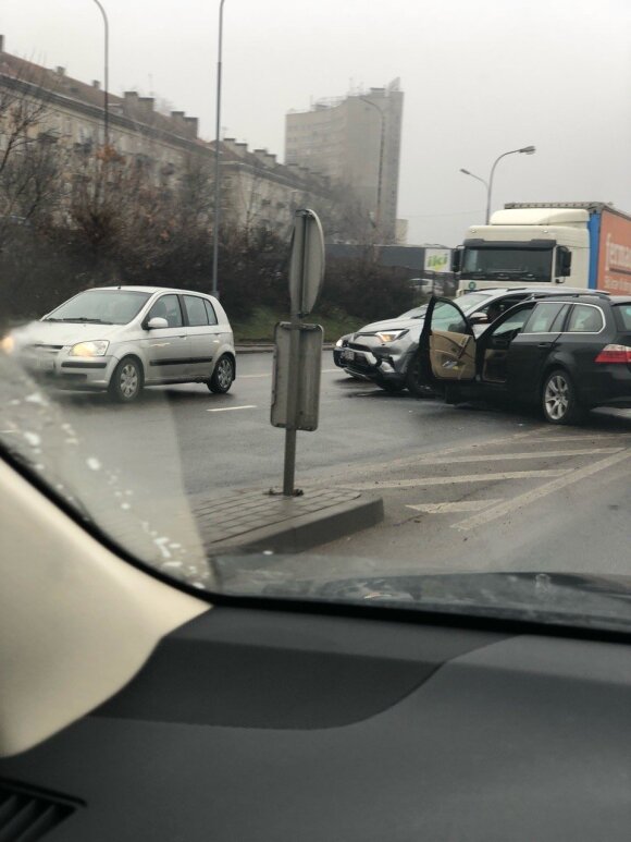 Dėl BMW ir „Toyota“ susidūrimo užsikimšo judriausia Vilniaus gatvė, vieno automobilio padangos vasarinės