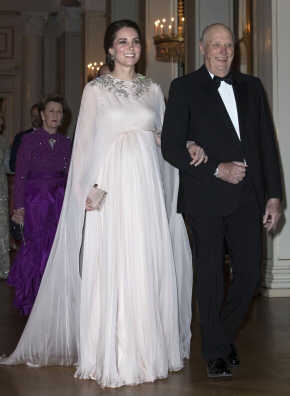 Norvegijoje K. Middleton plaukė menėmis, vilkėdama blyškiai rožine „Alexander McQueen“ suknia. Ją lydėjo Norvegijos karalius Haroldas V