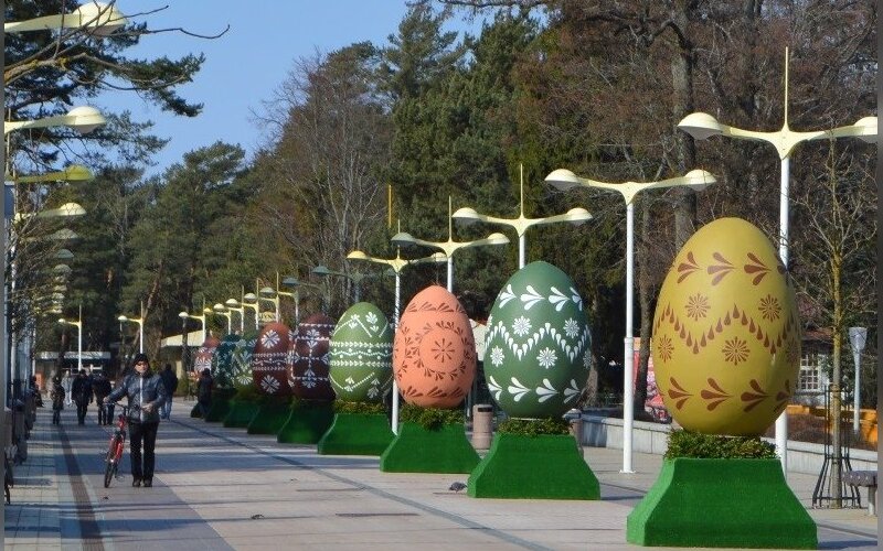 Пасха в литве 2024. Пасха в Литве. Достопримечательность яйцо. Вильнюс памятник яйцу. Паланга сувениры.