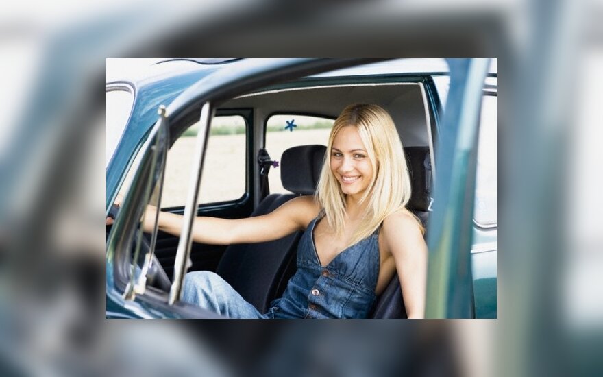 Tyrimas: moterys automobilius stato 20 sek. ilgiau nei vyrai