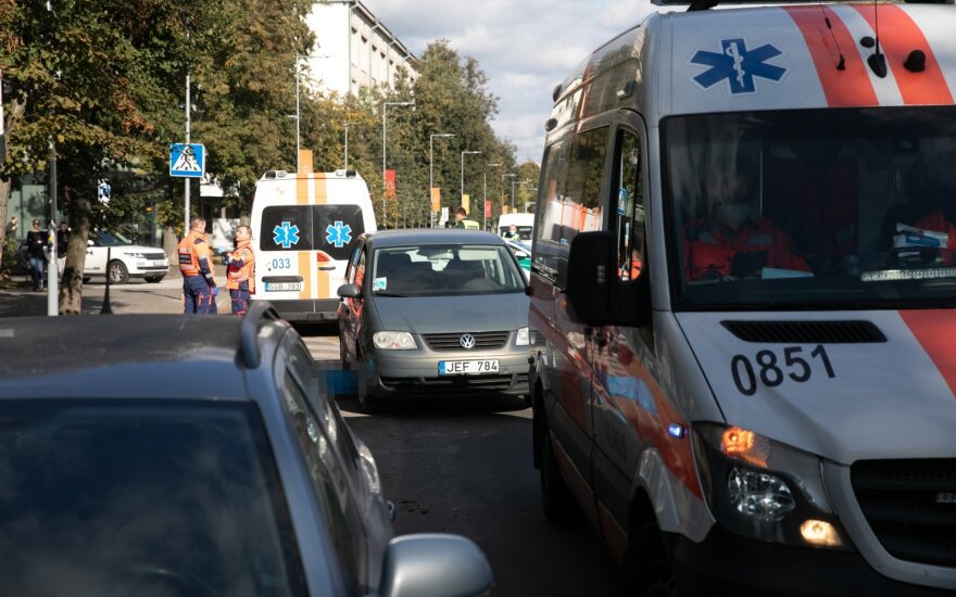 Tragiška avarija Vilniuje: automobilis mirtinai pervažiavo žmogų, kūną traukė ugniagesiai