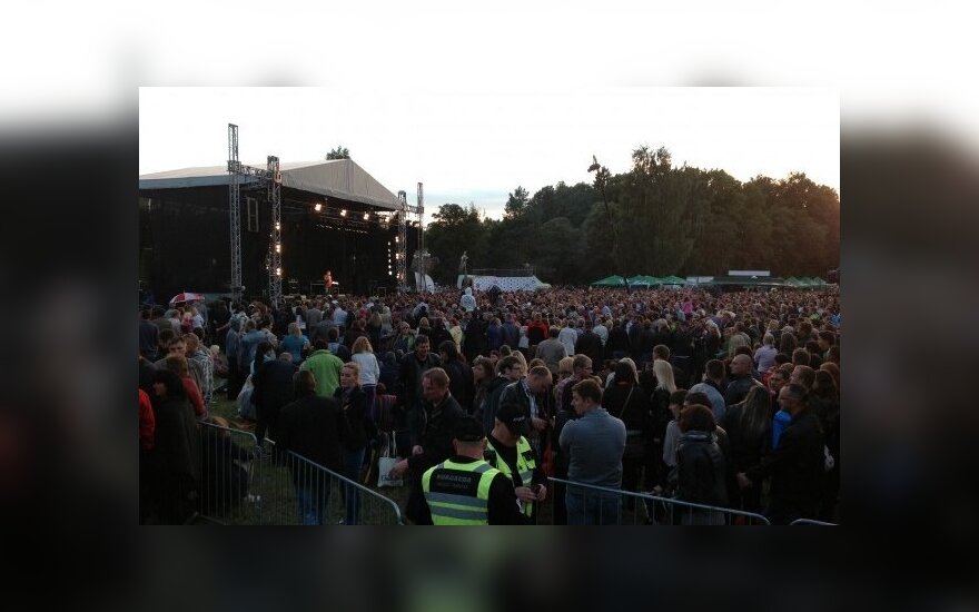 Žagarės „Vyšnių festivalyje" įsisiautėjusį vyrą policija sutramdė tik papurtę elektra