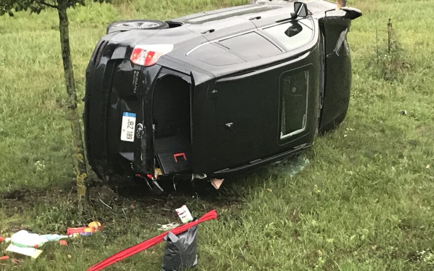 Sostinėje automobilio nesuvaldęs vyras skriejo nuo kelio, vertėsi ir prigulė ant šono