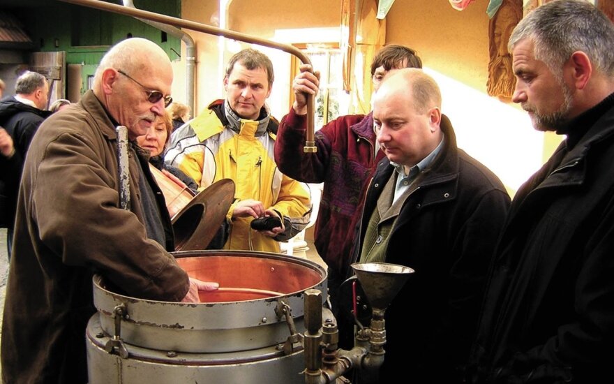 Kiekvienas sodą turintis Austrijos pilietis per metus gali pasigaminti 100 l grynojo alkoholio. Dailininkas Hermanas Bišopas (kairėje) lietuvių Nacionalinės naminės degtinės gamintojų asociacijos delegacijos nariams Aušriui Macijauskui, Arūnui Laukaičiui