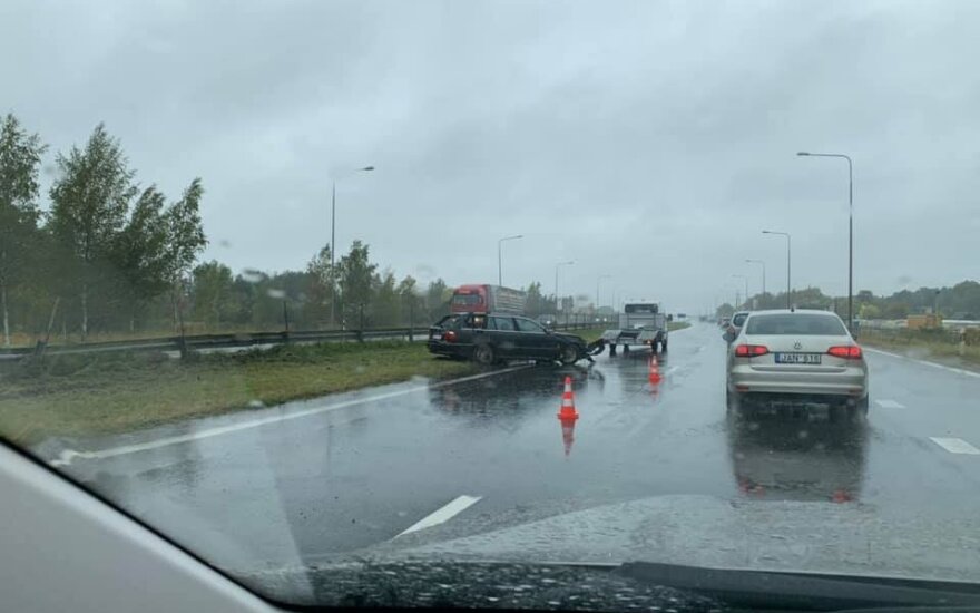 A1 kelyje, ties Kaunu, BMW rėžėsi į atitvarus: pranešama apie susidariusias spūstis
