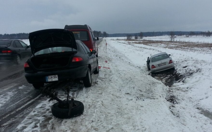 Šilutėje „Ford“ vairavusi moteris nuo kelio nubloškė „Mercedes“