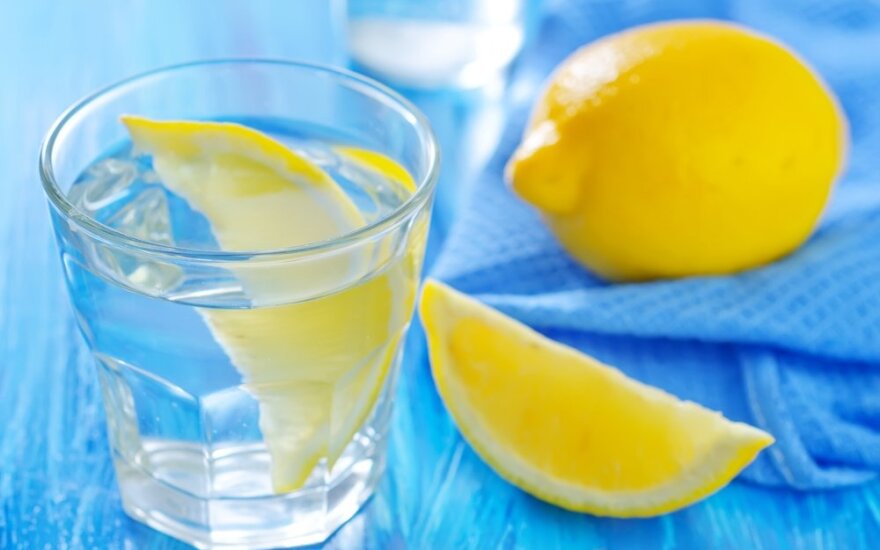 Ką specialistai mano apie organizmo detoksikaciją geriant vandenį su citrina