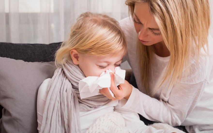 Gydytoja aptarė 10 internete sklandančių būdų peršalimo ligoms gydyti: būkite atsargūs – kai kurie jų gali dar labiau pakenkti