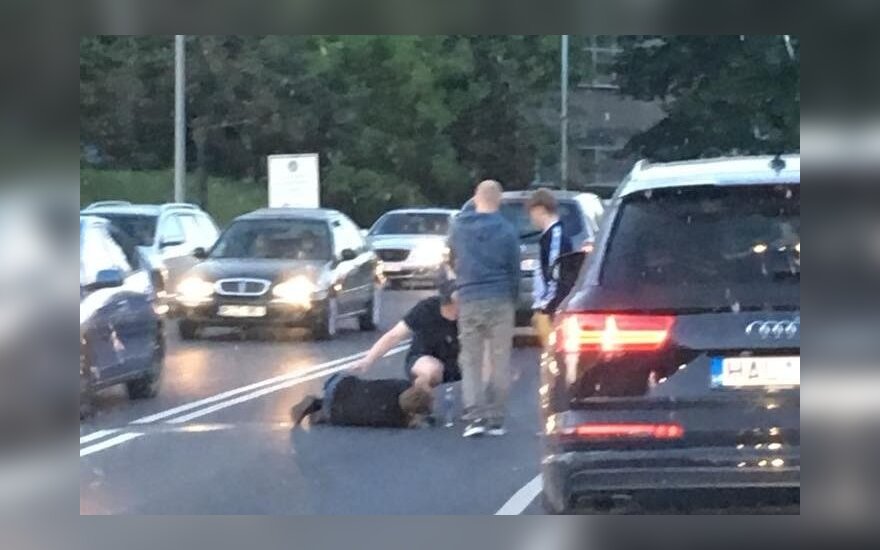 Nelaimė Vilniuje: motociklininkas partrenkė vyriškį, jam lūžo koja
