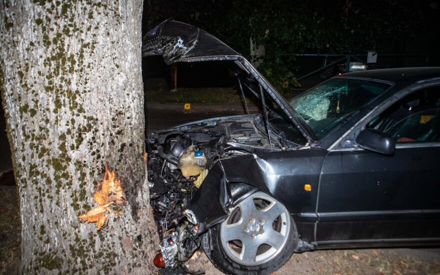 Vilniuje automobilis rėžėsi į medį, per avariją nukentėjo keturi žmonės