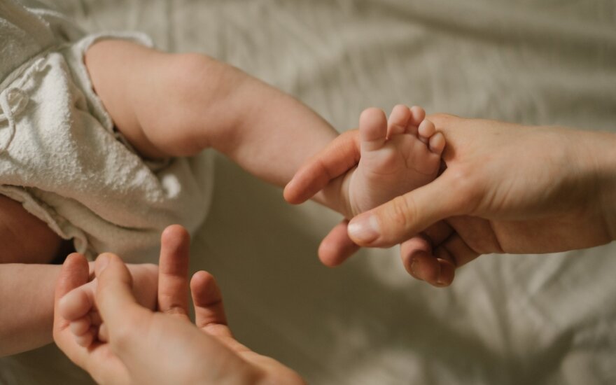 Tvari tėvystė švarioje aplinkoje: populiarėja ir vystyklai, ir antrų rankų žaislai