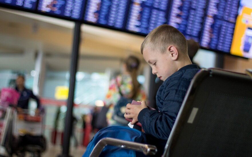 Vienas vaikas oro uoste